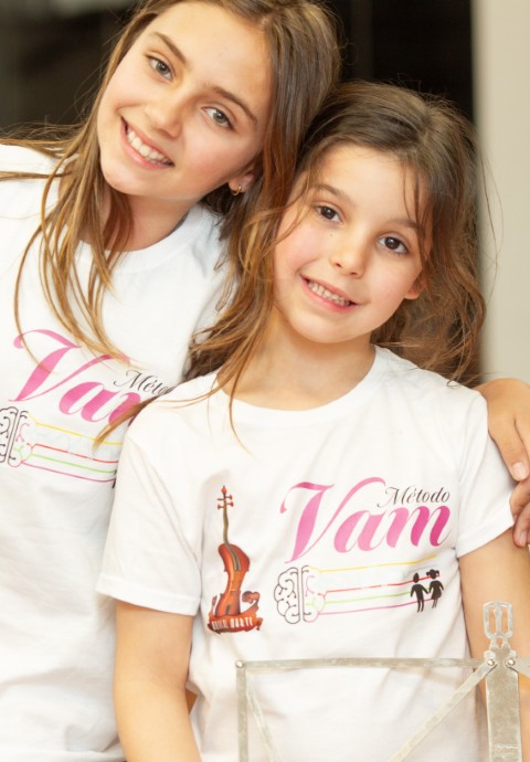 Dos alumnas del Método VAM sonriendo durante una actividad musical en Musical Martí VAM Madrid.