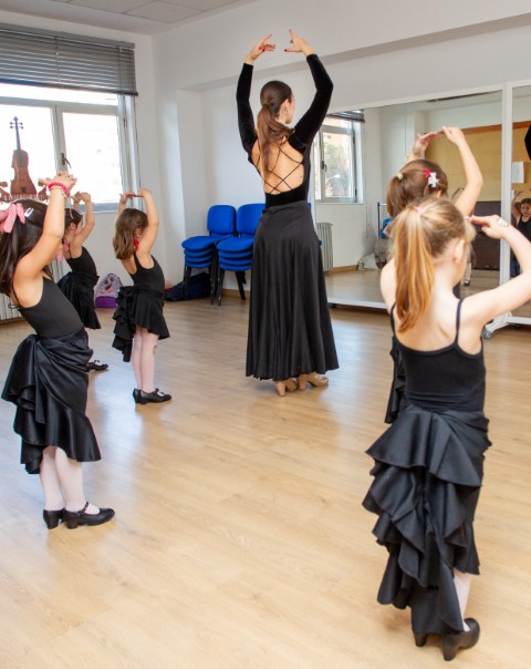 Niñas practicando danza junto a su profesora durante una clase de danza infantil en Musical Martí VAM Madrid.