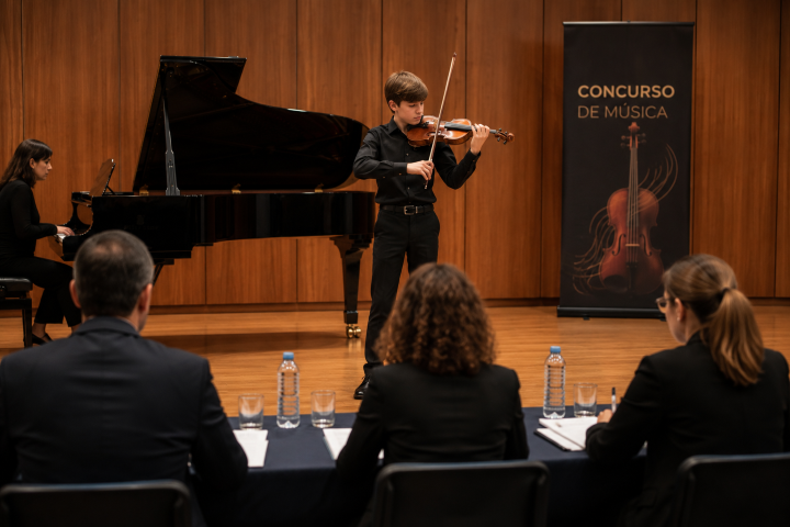 Alumno de violín participando en un concurso de música ante un jurado y público en un auditorio.