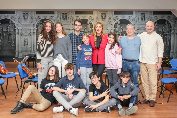 Profesores y alumnos de Musical Martí VAM reunidos tras una actividad musical en Madrid.
