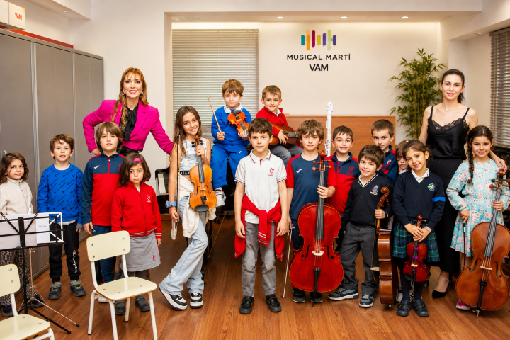 Alumnos de violín y violonchelo junto a sus profesoras en Musical Martí VAM Madrid.