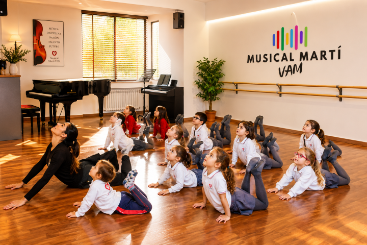 Niños realizando ejercicios de expresión corporal y movimiento guiados por una profesora en Musical Martí VAM Madrid.