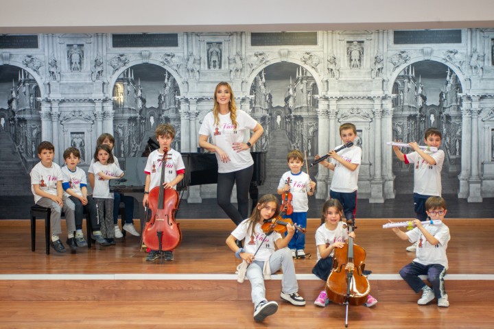 Niños interpretando diferentes instrumentos musicales durante una actividad de conjunto instrumental en Musical Martí VAM Madrid.