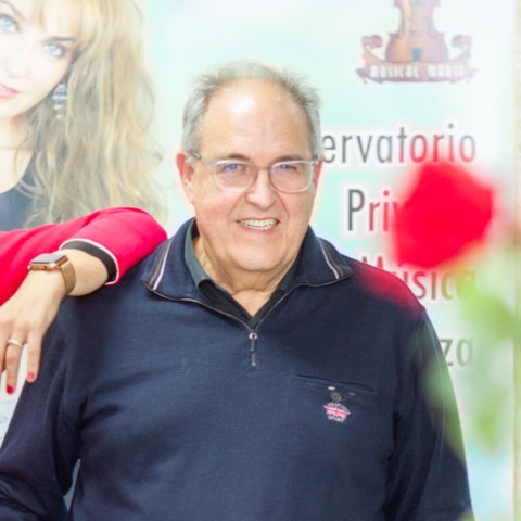 Profesor de música de Musical Martí VAM durante una actividad académica en el centro.